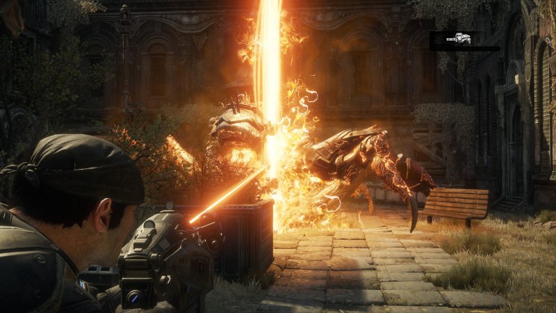 Marcus usa il Martello dell'Alba su un nemico in Gears of War: Reloaded