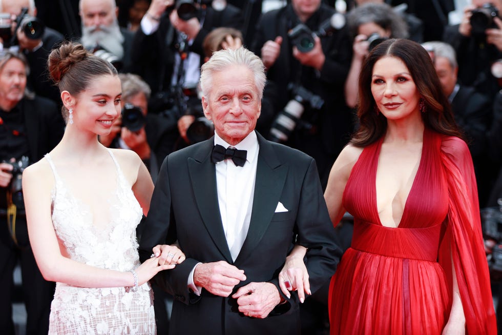 carys zeta douglas, michael douglas et catherine zeta jones lors du 76e festival de cannes le 16 mai 2023. (photo by laurent koffel/gamma rapho via getty images)