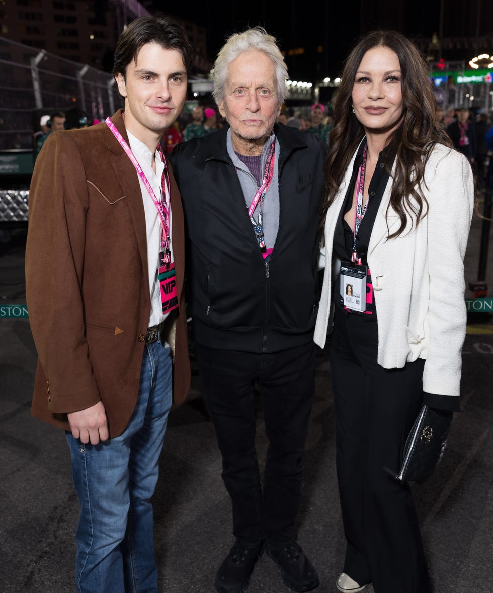 las vegas, nevada november 22: dylan douglas, michael douglas and catherine zeta jones during the f1 grand prix of las vegas at las vegas strip circuit on november 22, 2025 in las vegas, nevada. (photo by arnold jerocki/getty images)