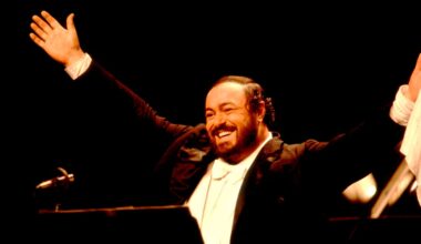 La statua di Pavarotti affossata nel ghiaccio a Pesaro