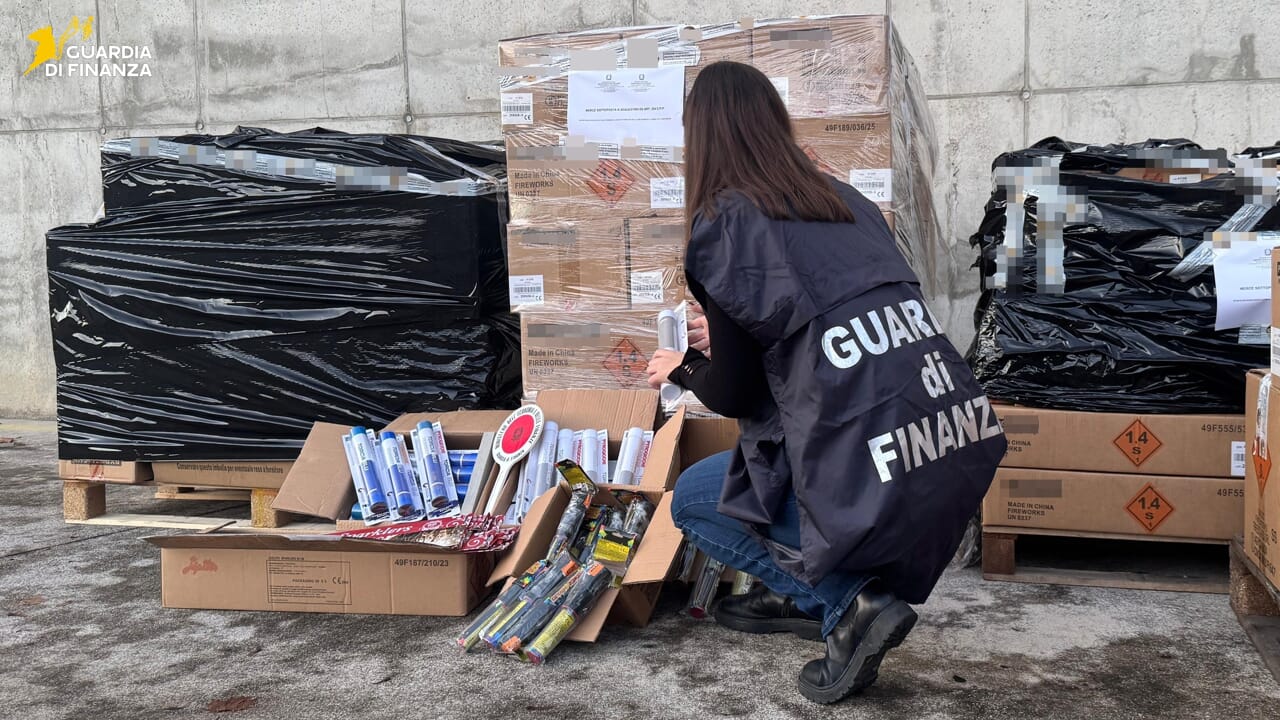 Fuochi d’artificio illegali, oltre 1,2 tonnellate sequestrate (anche un cilindro lanciarazzi)