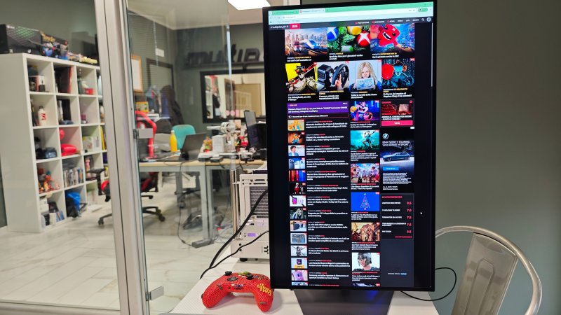 Lo stand del monitor GIGABYTE MO27Q28G permette anche l'uso in verticale