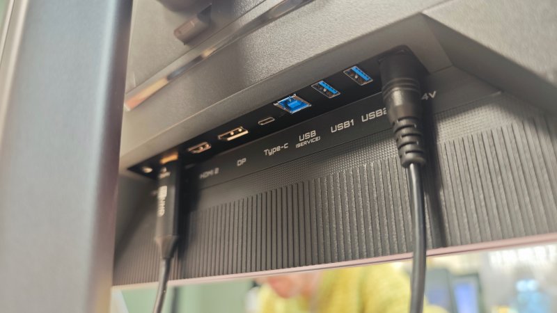 La dotazione di porte del GIGABYTE MO27Q28G è discreta