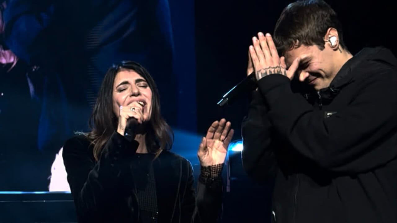 Blanco e Giorgia cantano insieme "La Cura Per Me". Il gesto di lui è bellissimo