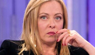 Terrore all’alba: quella scritta contro Meloni fa ripiombare l’Italia negli anni più bui | simboli BR e politica sotto choc