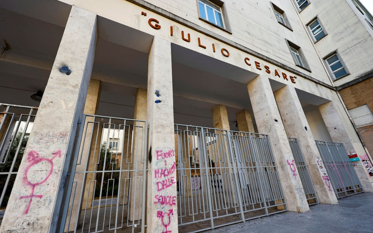 Lista stupri Liceo Giulio Cesare, preside in Questura. Studenti: 'Si pensa solo a tutela scuola'