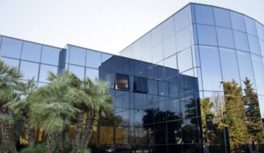 Gruppo Aeffe in crisi, si rischiano "200 licenziamenti alla vigilia di Natale" per il marchio di Moschino e Alberta Ferretti