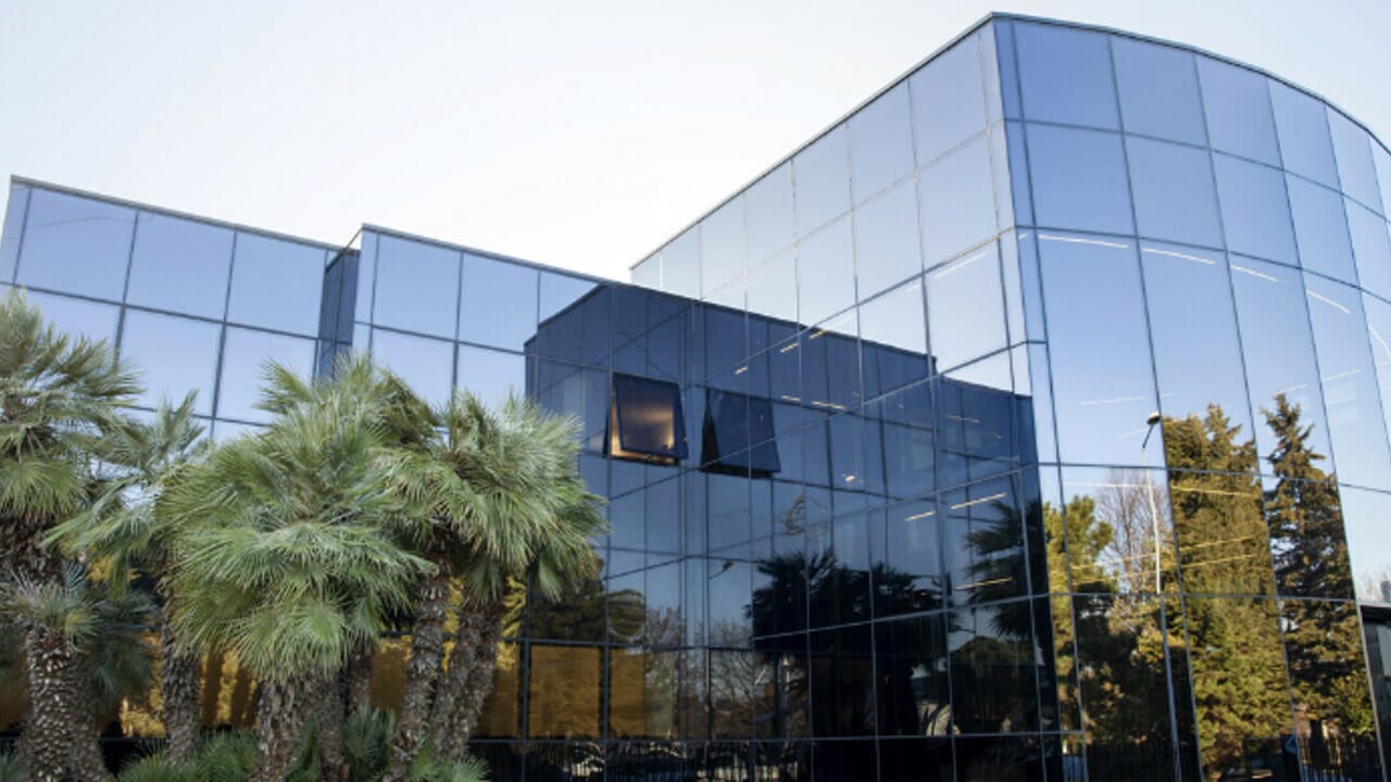 Gruppo Aeffe in crisi, si rischiano "200 licenziamenti alla vigilia di Natale" per il marchio di Moschino e Alberta Ferretti