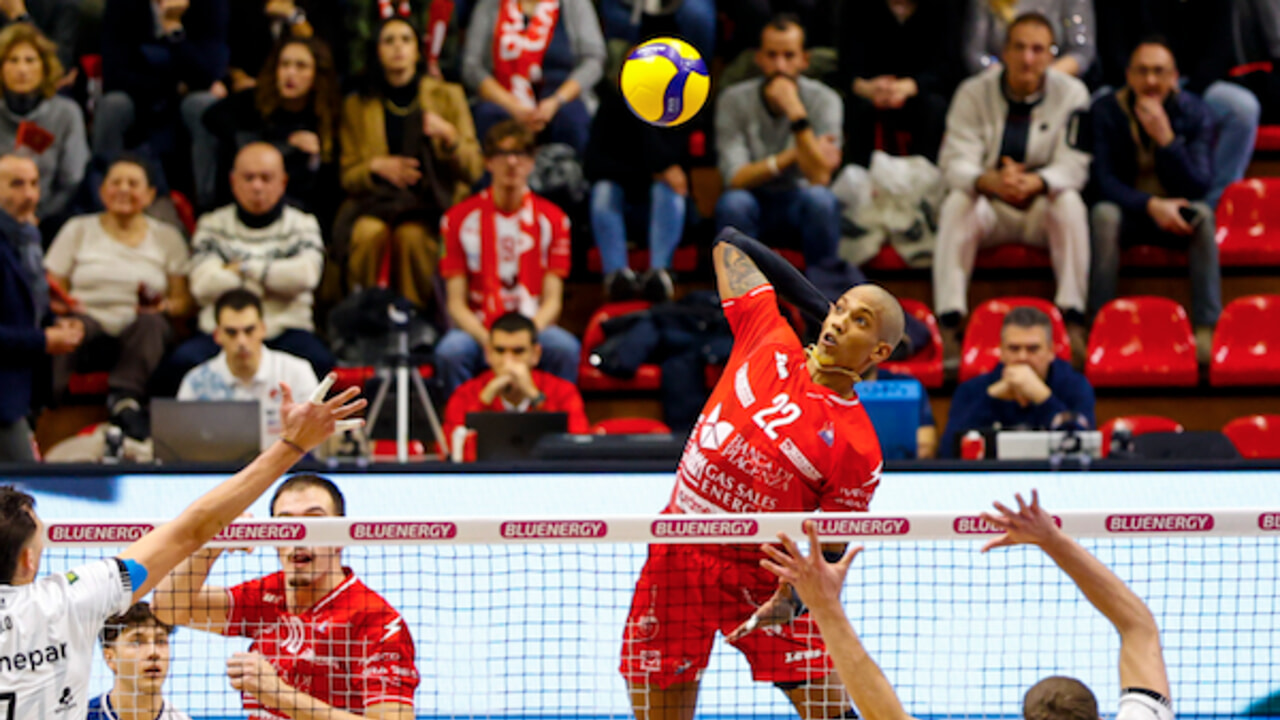 Gutierrez "l'anti-Sansone" e il nuovo look vincente. «Non lo sapeva nessuno, ha portato fortuna». VIDEO