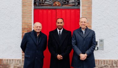 Lewis Hamilton, Frederic Vasseur e Benedetto Vigna davanti alla casa di Enzo Ferrari