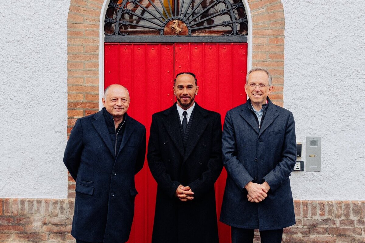 Lewis Hamilton, Frederic Vasseur e Benedetto Vigna davanti alla casa di Enzo Ferrari