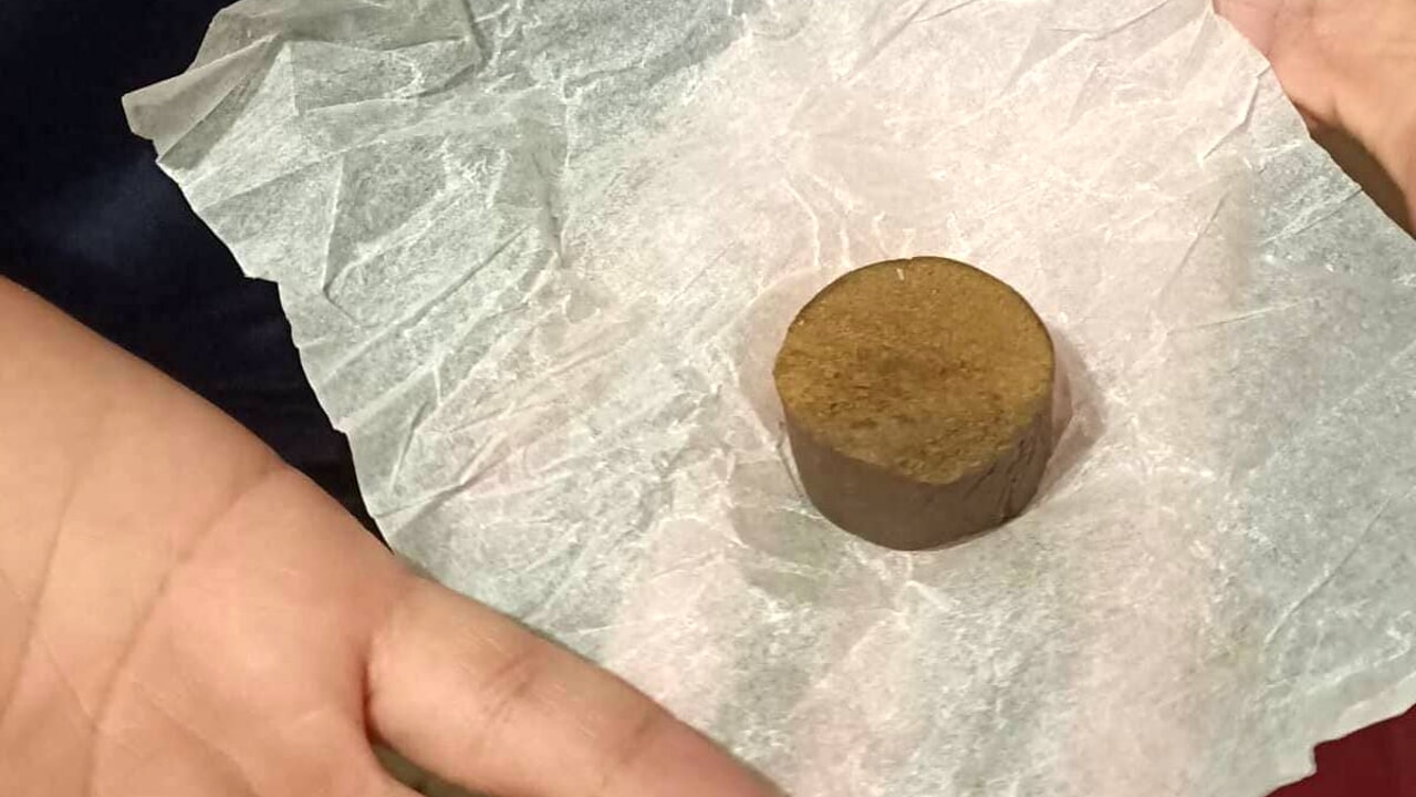 hashish al posto delle caramelle, trovato attaccato nel vano motore a con una calamita