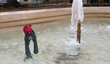 Braccia con cuore rosso. Chi è Hxoro, l’artista dell’installazione nella fontana a Ferrara