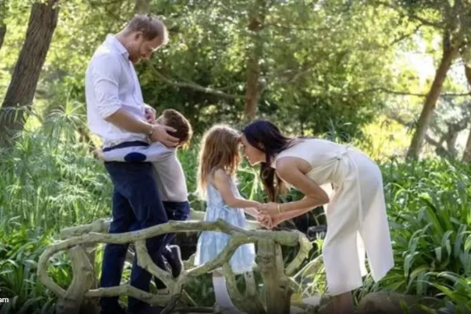 I duchi di Sussex Harry e Meghan giocano con i figli nella Cartolina di Natale 2025 - Foto Instagram