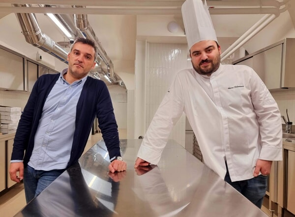 I fratelli Simone e Matteo Dolcemascolo nei laboratori del nuovo punto vendita a Roma I fratelli Simone e Matteo Dolcemascolo nei laboratori del nuovo punto vendita a Roma