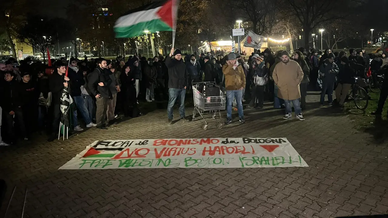 I Giovani Palestinesi al Giardino Parker Lennon a Bologna per protestare contro la gara di Eurolega tra Virtus e Hapoel