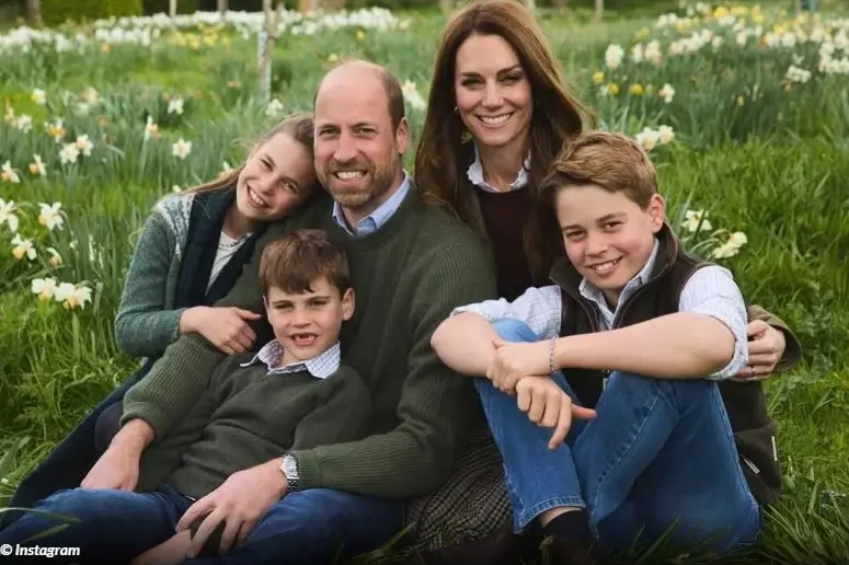 I principi di Galles, Kate e William sorridenti con i figli nella Cartolina di Natale 2025 - Foto Instagram