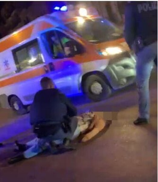 I soccorsi alla donna di 33 anni ferita da un colpo di fucile in piazza Nascè