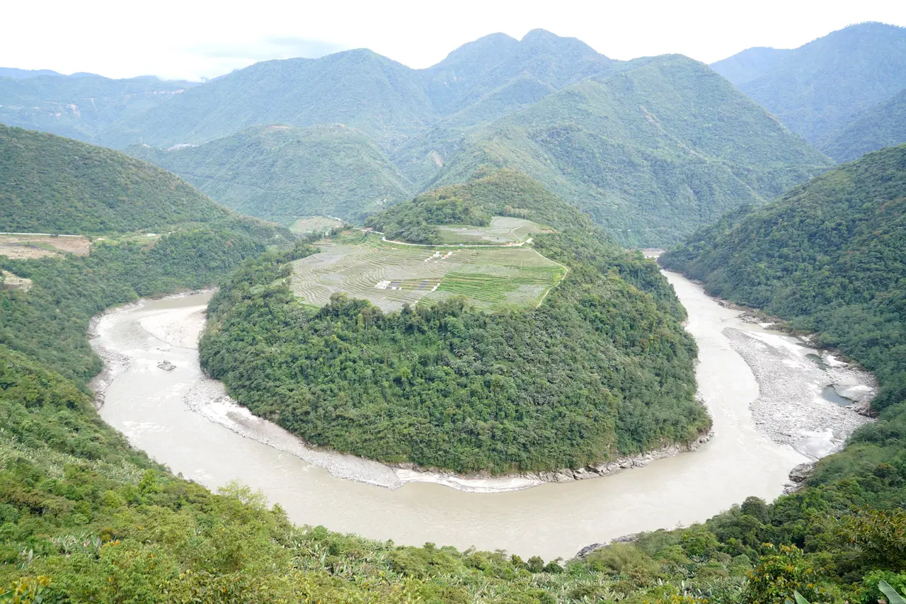 Il fiume Yarlung Tsangpo scorre da un ghiacciaio dell'Himalaya. La Grande Curva dove la Cina costruirà la centrale