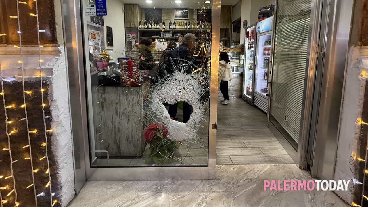 I ladri rompono la vetrina di un panificio, si feriscono a un braccio ma trovano la cassa vuota