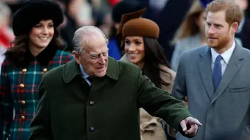 Il principe Filippo frenò l’entusiasmo di Harry: “Non si sposano le attrici”. Meghan gli ricordava Wallis Simpson