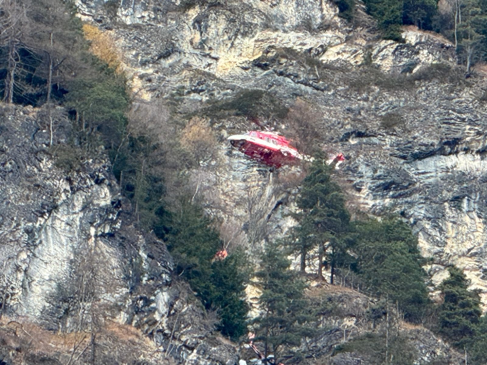 Il recupero di uno dei feriti