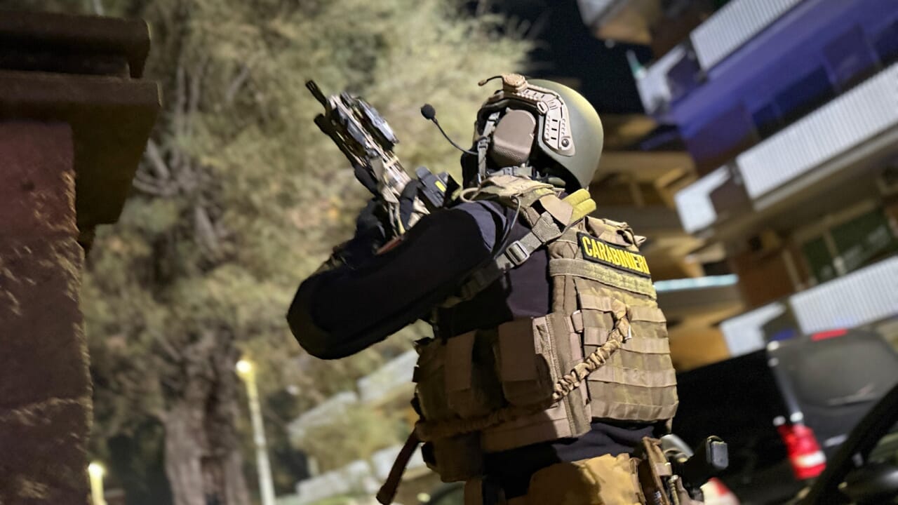 Maxi blitz all'alba, tentati omicidi ed estorsione: 14 arresti