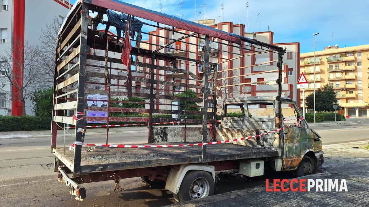 due autofurgoni distrutti in strada