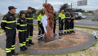 Ecco "Il Coraggio", inaugurata la scultura che esalta il valore dei vigili del fuoco - Foto