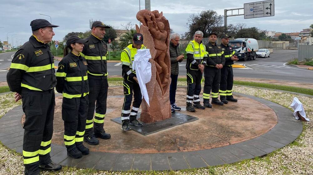 Ecco "Il Coraggio", inaugurata la scultura che esalta il valore dei vigili del fuoco - Foto