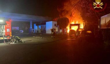 Incendio in un autolavaggio a Mira, coinvolte anche delle automobili