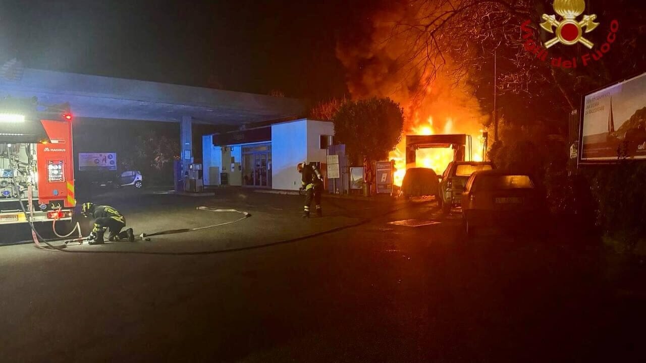 Incendio in un autolavaggio a Mira, coinvolte anche delle automobili