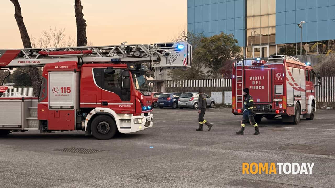 fiamme nell'ex stabilimento Buffetti occupato di viale Antonio Ciamarra