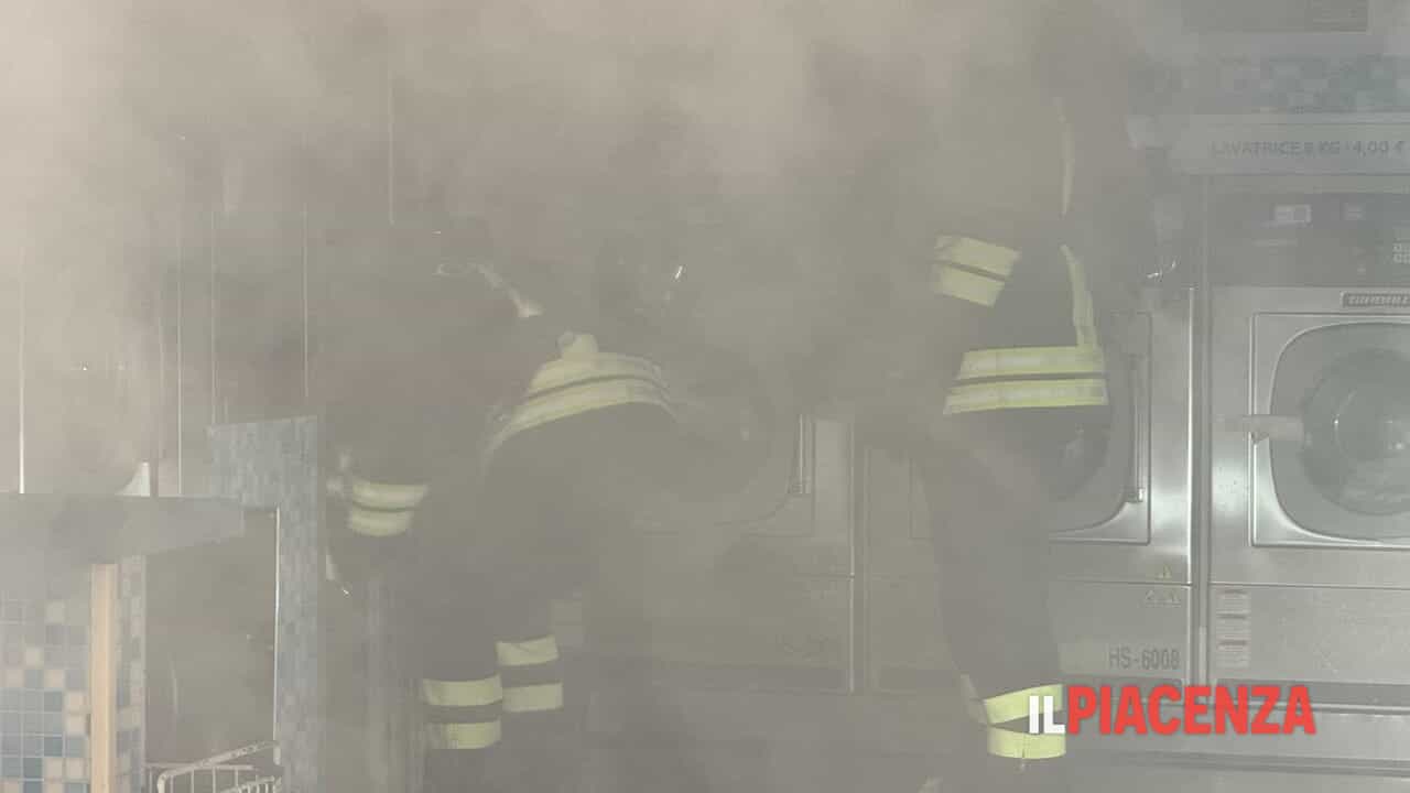 Incendio nella lavanderia self service