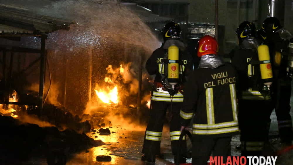 Incendio nel Milanese, a fuoco un appartamento in uno stabile di due piani