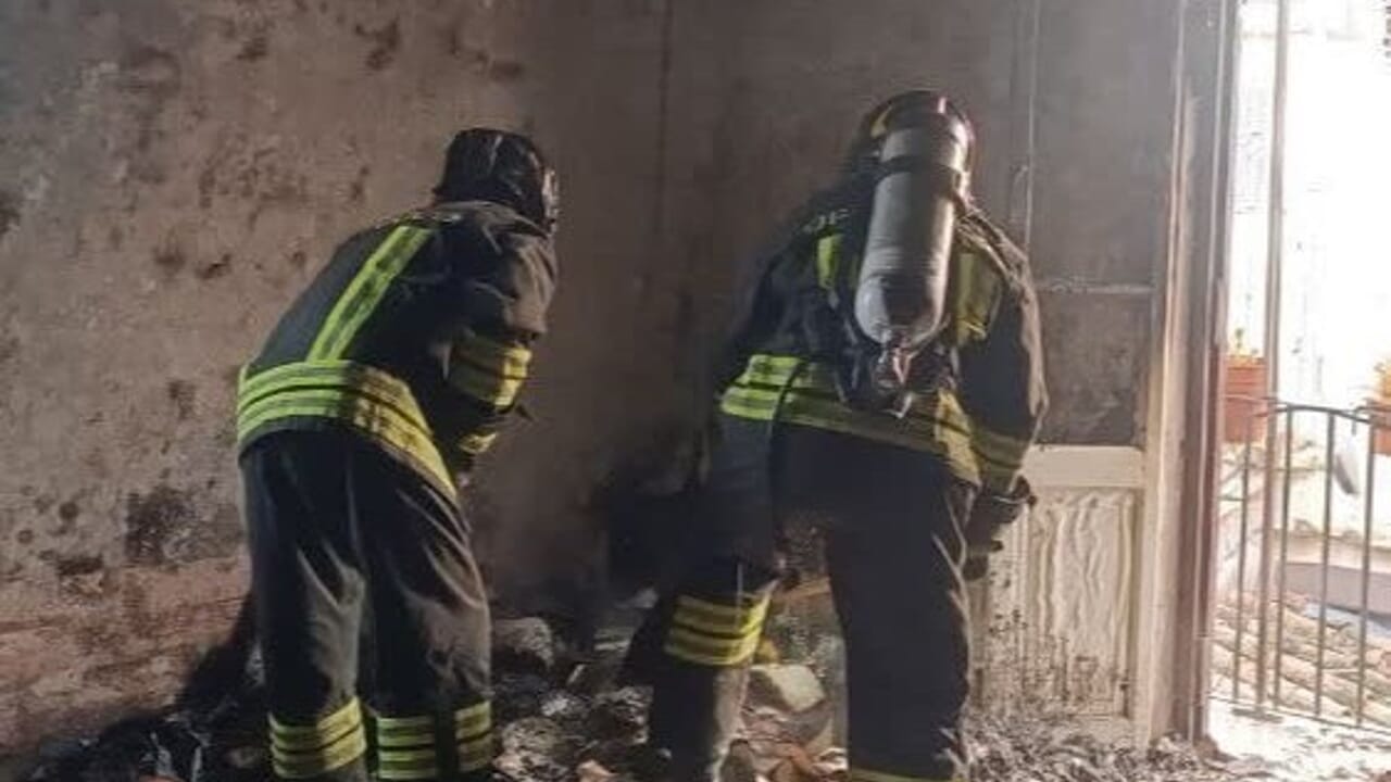 Incendio a Roma: appartamento distrutto dal rogo