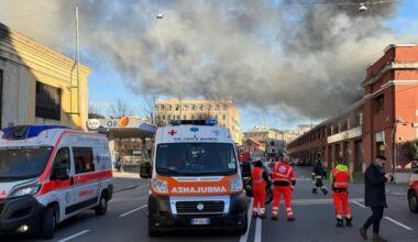 Grosso incendio in via Merano a Sestri Ponente, strada chiusa