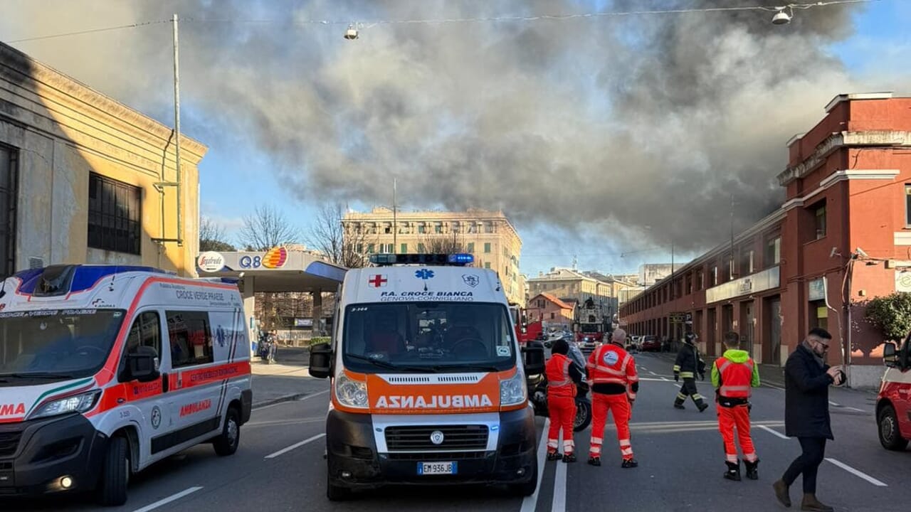 Grosso incendio in via Merano a Sestri Ponente, strada chiusa