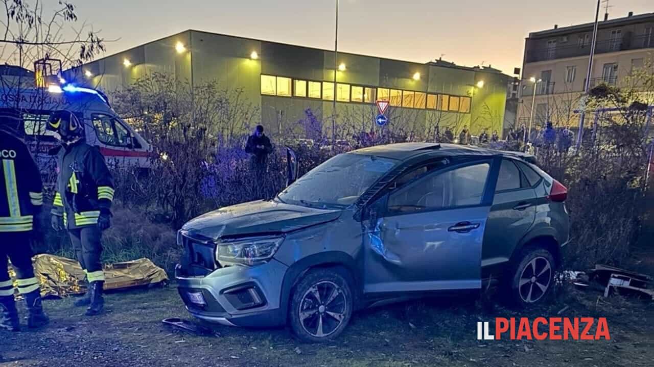 Auto fuori strada a Castelsangiovanni, tre feriti