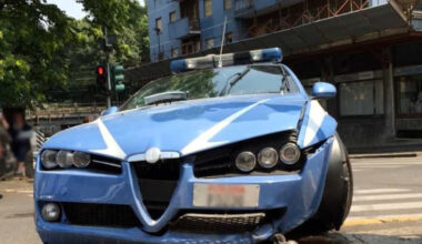 'Volante' della polizia piomba su auto in sosta