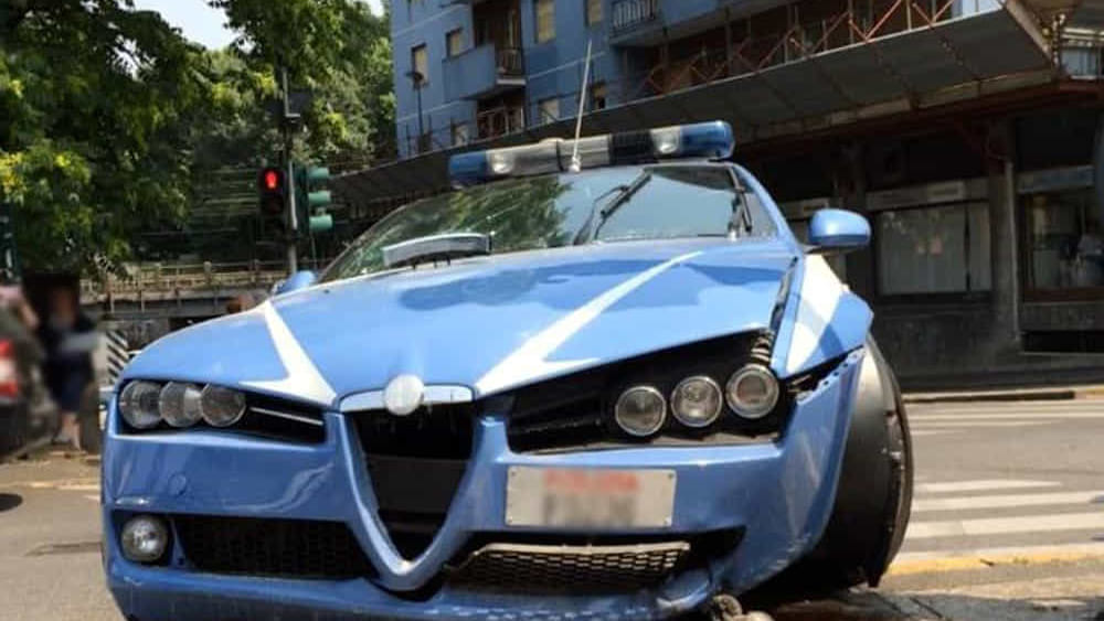 'Volante' della polizia piomba su auto in sosta