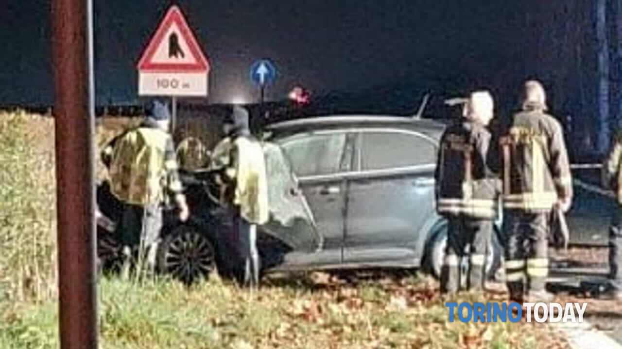 due i veicoli che sono scappati, si cercano un furgone e un'auto