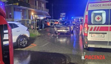 Tampona un'auto in sosta, tre feriti