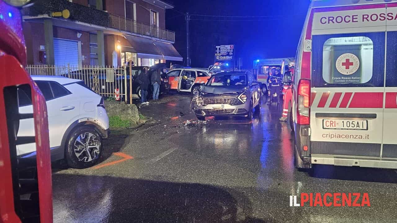 Tampona un'auto in sosta, tre feriti