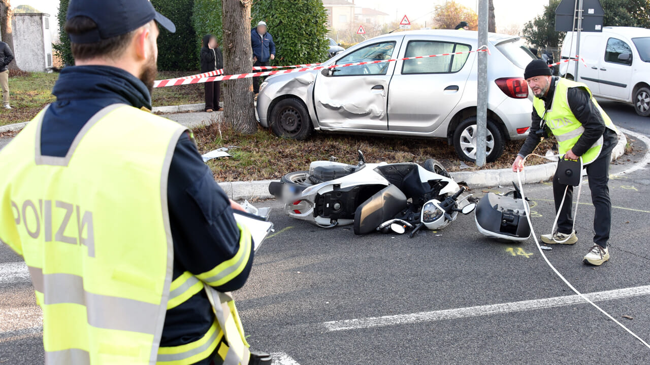 Terribile incidente lungo la Marecchiese, due ragazzine travolte in scooter. Muore una 18enne