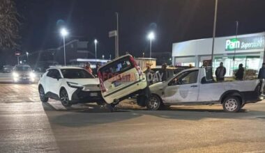 Fiat Panda schiaccata tra due auto dopo