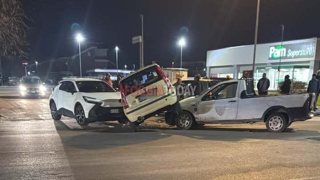 Fiat Panda schiaccata tra due auto dopo