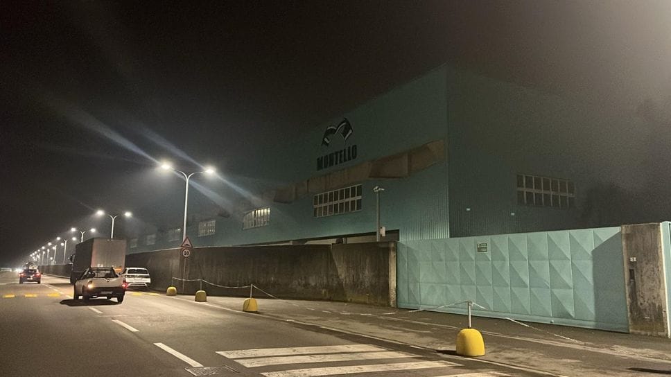 L’ambulanza arrivata alla «Montello» per l’infortunio sul lavoro che poi si è rivelato mortale. A morire un operaio manutentore esterno di 27 anni