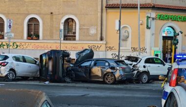 Roma, incidente in via Ettore Rolli. Un morto e auto in sosta danneggiate