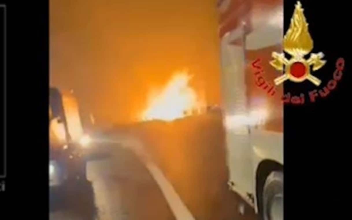 Incidenti, su A1 scontro tra auto e mezzo pesante che prende fuoco: tratto riaperto